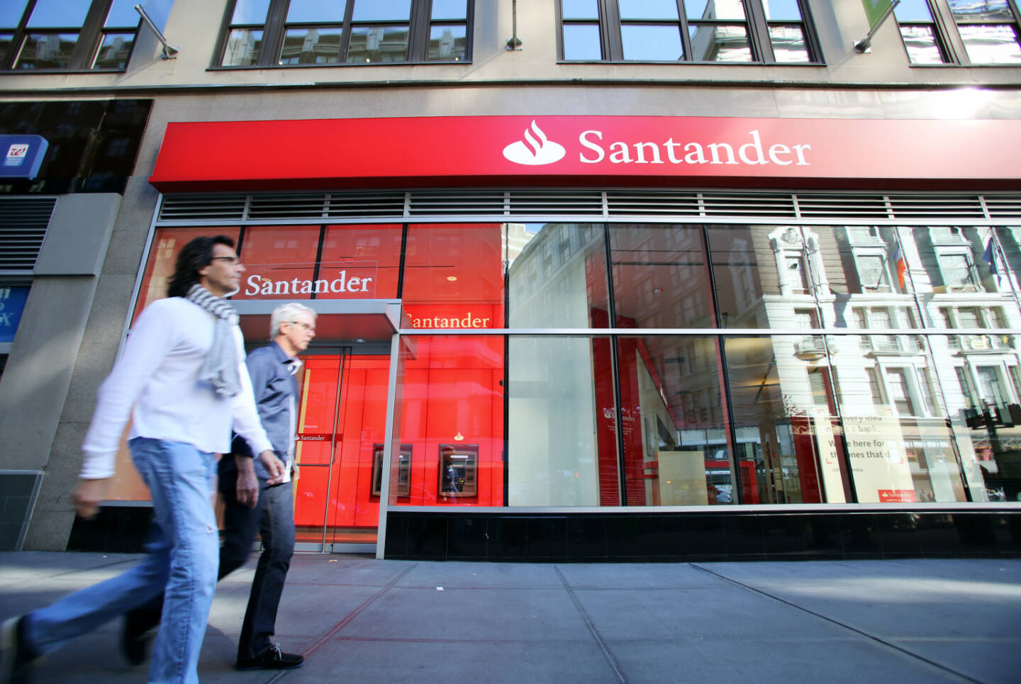 Banco Santander, Logo, Filiale <a href=http://www.shutterstock.com/gallery-895366p1.html?cr=00&pl=edit-00>Northfoto</a> / <a href=http://www.shutterstock.com/editorial?cr=00&pl=edit-00>Shutterstock.com</a>