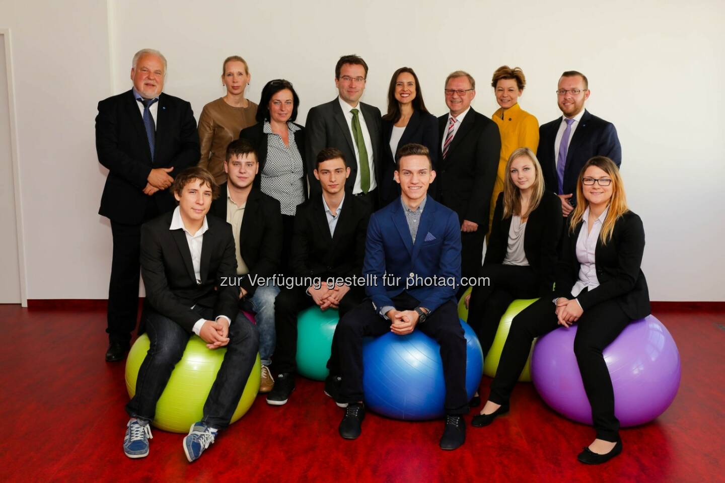 Stefan Jakoby, GF Chep; Elisabeth Pelzer, GF Publicis; Silvia Kunz, GF FAB; Johannes Kopf, Vorstand AMS Österreich; Corinne Gabler, GF Nestlé Österreich;  Günter Hell, Bereichsleiter Lehrlingswesen ÖBB; Gabriele Staubmann, Personaldirektorin Nestlé Österreich; Friedrich Wilhelm Strack, Key Account Manager Chep; im Vordergrund: Lehrlinge von Nestlé Österreich und ÖBB: Nestlé Österreich GmbH: Allianz für die Jugend zieht positive Bilanz