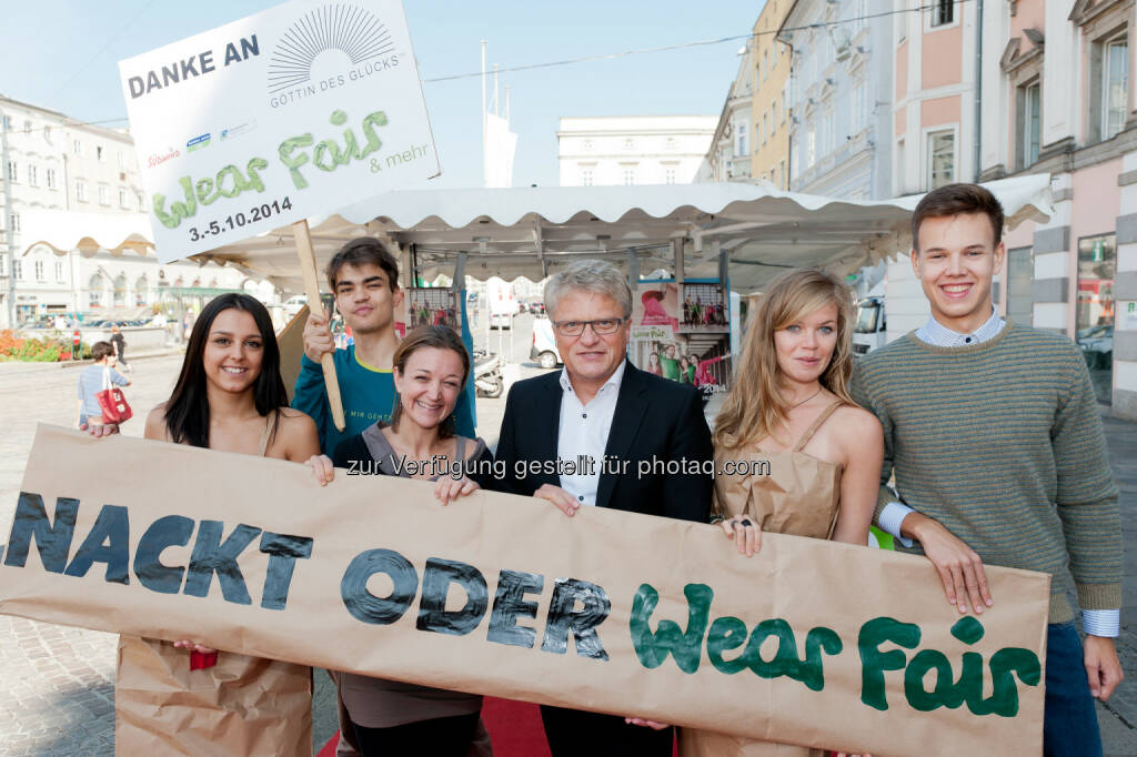 Maria Wimmer, WearFair & mehr Geschäftsführerin, Klaus Luger, Bürgermeister Linz: Global 2000: Nackt oder WearFair! Pop-up Modenschau überrascht mit öko-fairer Mode und Nacktmodels, © Aussender (19.09.2014) 