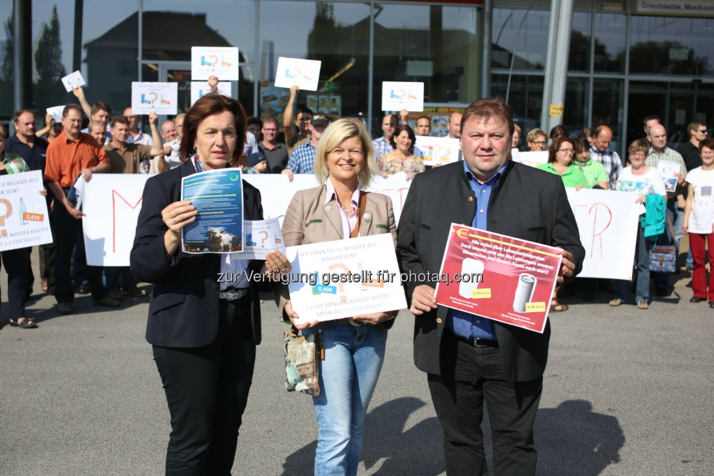 LK NÖ-Vizepräsidentin Theresia Meier, NÖ Bauernbunddirektorin Klaudia Tanner und der Geschäftsführer der Milchgenossenschaft NÖ, Leopold Gruber-Doberer: NÖ Bauernbund-Kundgebung vor Penny-Filiale in Ruprechtshofen