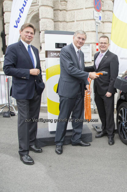 Verbund-Chef und AMP-Präsident Anzengruber mit Minister Stöger und Smatrics-GF Fischer bei der E-Mobility on Stage: Austrian Mobile Power - Verein für Elektromobilität: Gesamtsystem Elektromobilität im Fokus von E-Mobility on Stage, © Aussendung (19.09.2014) 