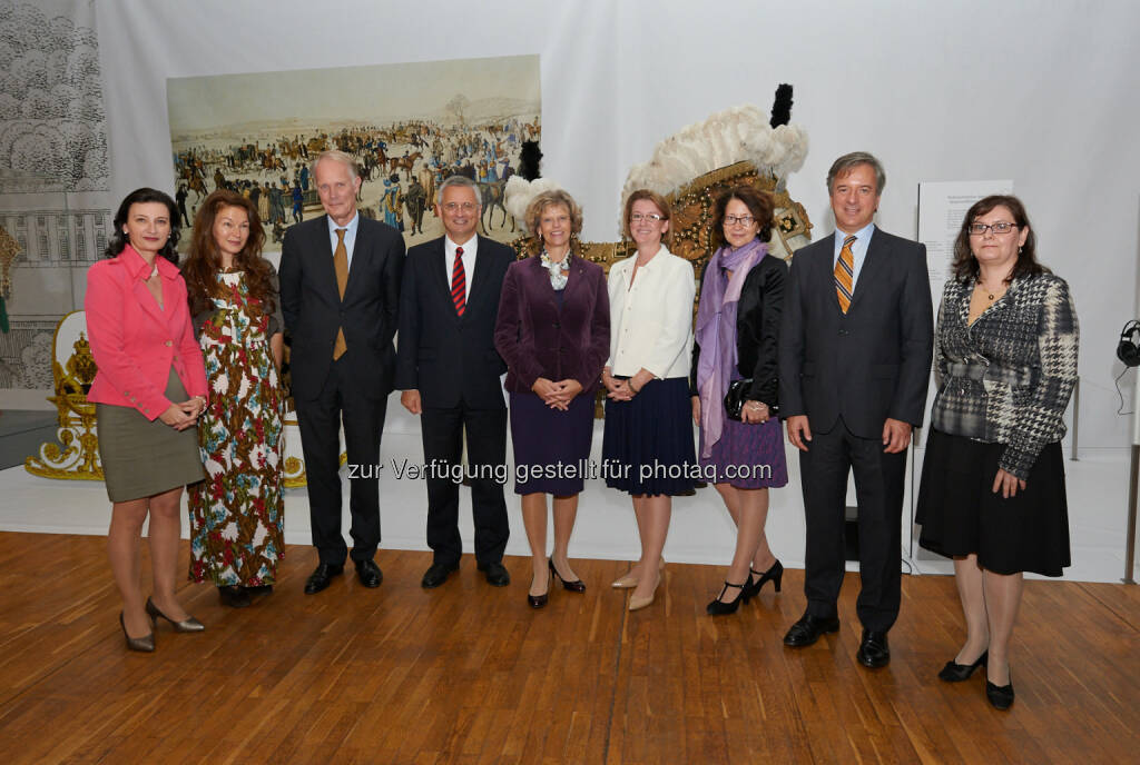 Wagenburg-Direktorin Monica Kurzel-Runtscheiner, Botschafterin Teresa Indjein (Außenministerium), Botschafter Nils Daag (Schweden), Botschafter Detlev Rünger (Deutschland), Generaldirektorin Sabine Haag, Gesandte Jennifer Townson (Großbritannien), Loriana Fabian Marrapodi, Gattin des italienischen Botschafters, Botschafter Alberto Carnero (Spanien) und Botschafterin Silvia Davidoiu (Rumänien).: Kunsthistorisches Museum: Viel Prominenz in der Kaiserlichen Wagenburg bei der Eröffnung von „Der Kongress fährt“ (19.09.2014) 