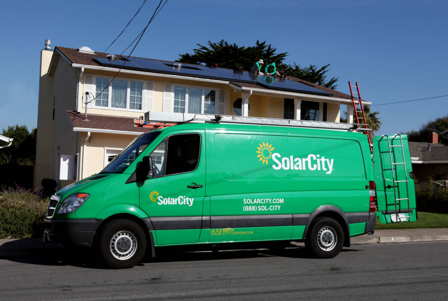 SolarCity, Sonnenpanele, Dach, Montage <a href=http://www.shutterstock.com/gallery-64778p1.html?cr=00&pl=edit-00>Jennie Book</a> / <a href=http://www.shutterstock.com/editorial?cr=00&pl=edit-00>Shutterstock.com</a>