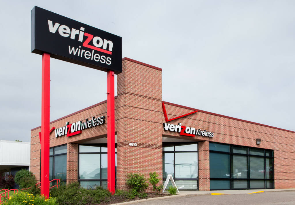 Verizon Wireless retail store <a href=http://www.shutterstock.com/gallery-931246p1.html?cr=00&pl=edit-00>Ken Wolter</a> / <a href=http://www.shutterstock.com/editorial?cr=00&pl=edit-00>Shutterstock.com</a>, © www.shutterstock.com (22.09.2014) 