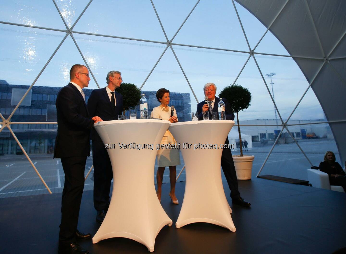 Robert Machtlinger – COO FACC, OÖ. Wirtschaftslandesrat Michael Strugl, Moderatorin Karin Keglevich, Walter Stephan – CEO FACC
Foto: FACC/Furtner
