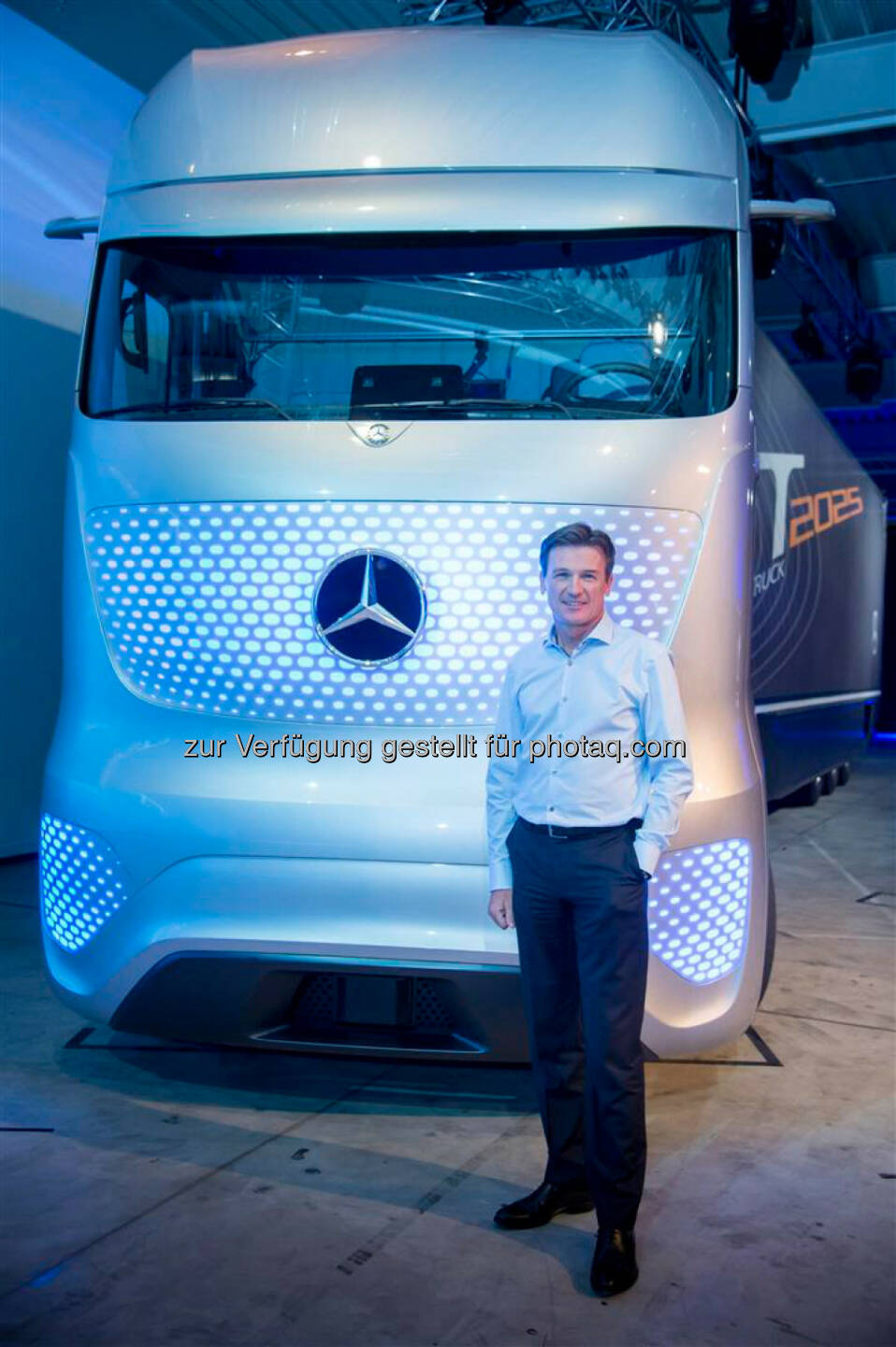 Wolfgang Bernhard (Daimler AG) vor einem Mercedes-Benz Future Truck 2025