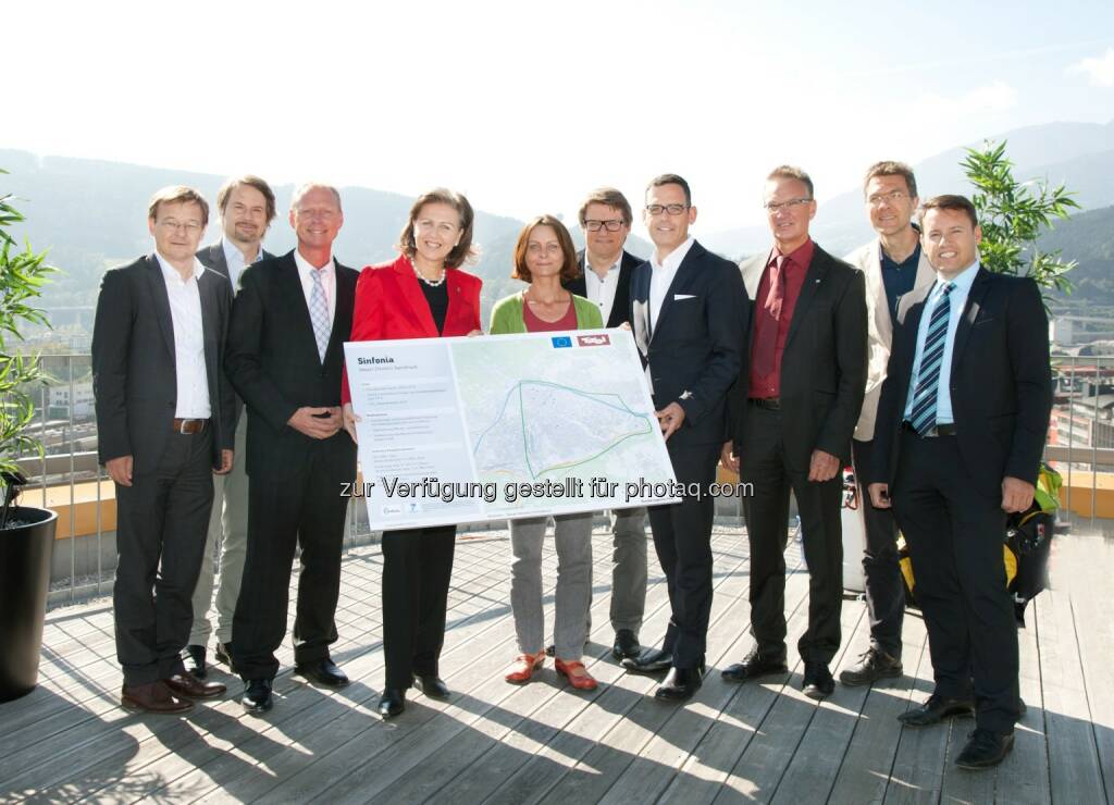 Helmuth Moroder (Stadt Bozen), Klaus Meyer (Cluster Erneuerbare Energien Tirol), Richard Mastenbroek (TIGAS), LRin Patrizia Zoller-Frischauf (Tiroler Landesregierung), Vbgmin. Sonja Pitscheider (Stadt Innsbruck), Hannes Gschwentner (Neue Heimat Tirol), Harald Gohm (Standortagentur Tirol), Bernhard Hupfauf (IKB), Rainer Pfluger (Universität Innsbruck), Franz Danler (IIG): Standortagentur Tirol: EU-Projekt Sinfonia startet, © Aussender (24.09.2014) 