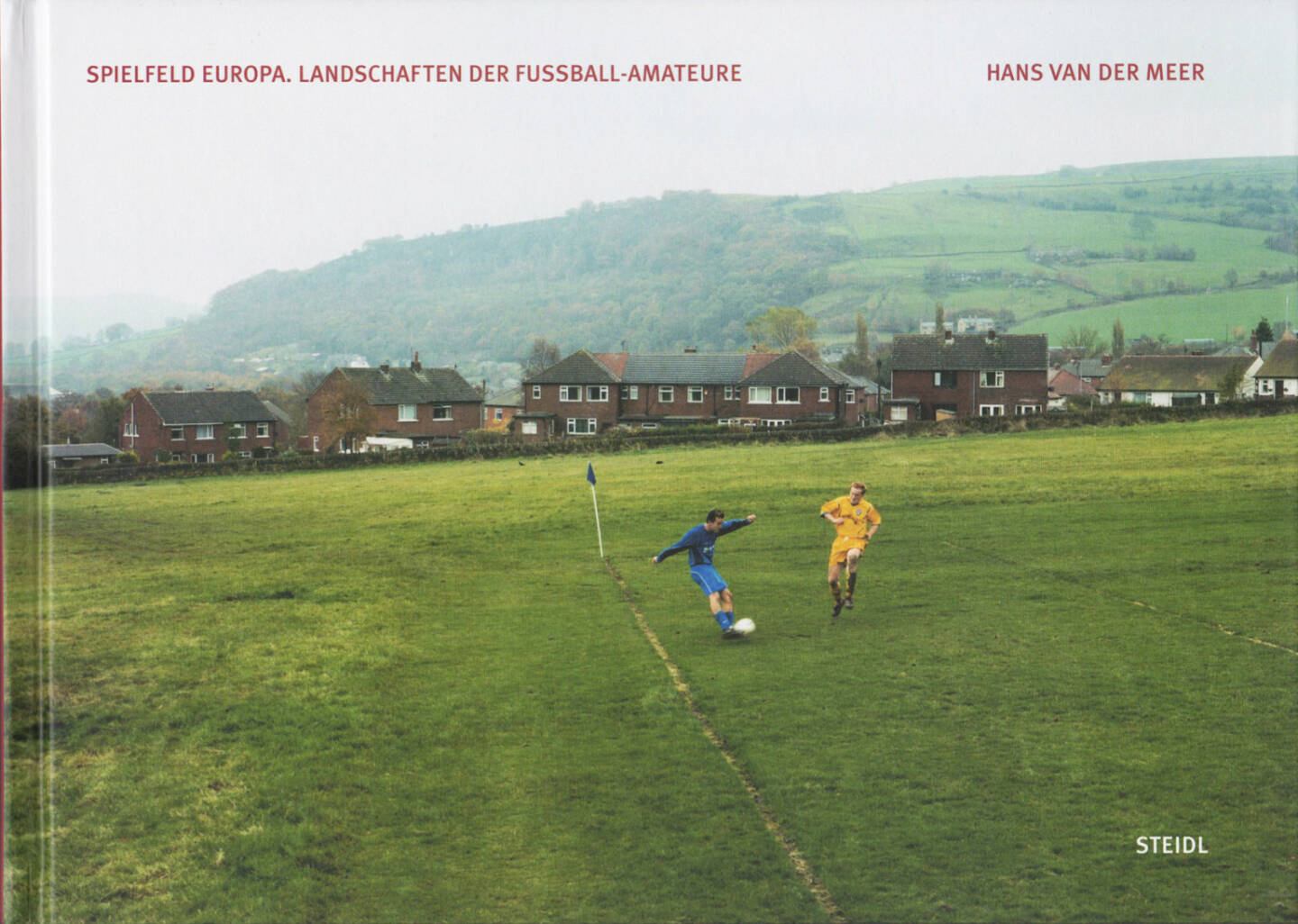 Hans van der Meer - Spielfeld Europa: Landschaften der Fußball-Amateure, Steidl, 2014, Cover - http://josefchladek.com/book/hans_van_der_meer_-_european_fields_the_landscape_of_lower_league_football_spielfeld_europa_landschaften_der_fussball-amateure