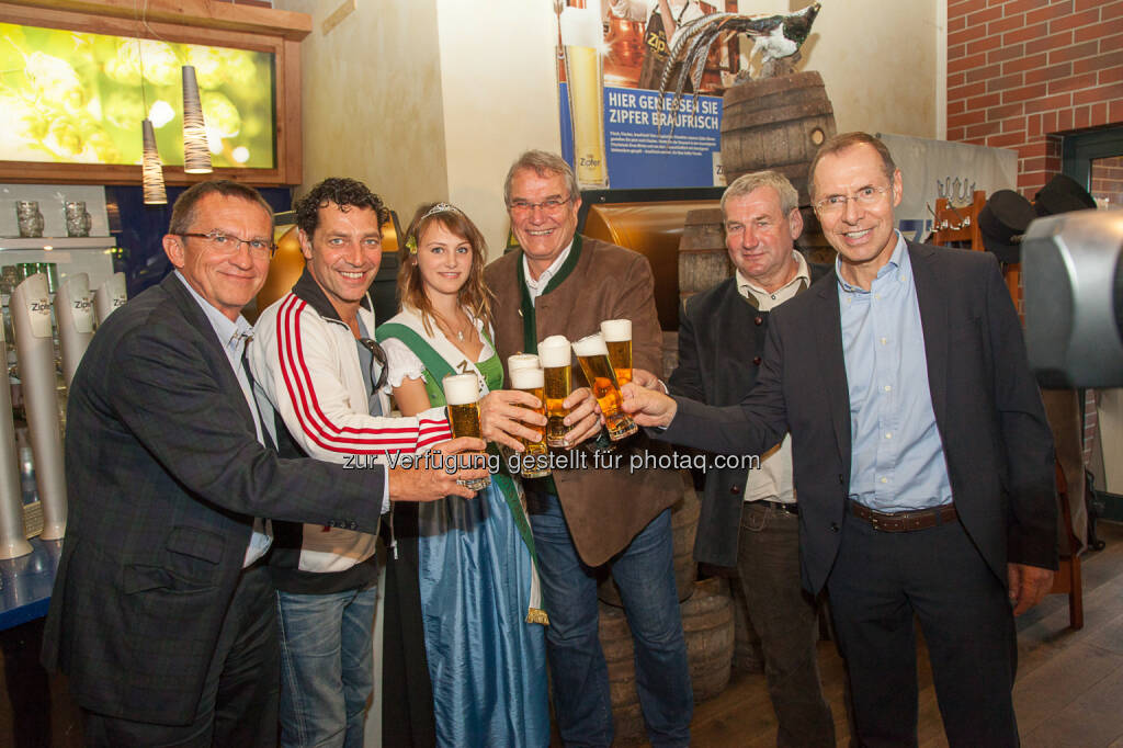Brau Union Marketing-Geschäftsführer Andreas Stieber, Schauspieler und Zipfer Drei-Botschafter Gregor Bloéb, Hopfenkönigin Petra Engleder, Braumeister Günther Seeleiter, Josef Reiter, Obmann der Mühlviertler Hopfenbaugenossenschaft und Andreas Hunger, Geschäftsführer Gastronomie bei der Brau Union Österreich: Brau Union Österreich AG: Feierabend mit Gregor Bloéb und Zipfer Drei (25.09.2014)