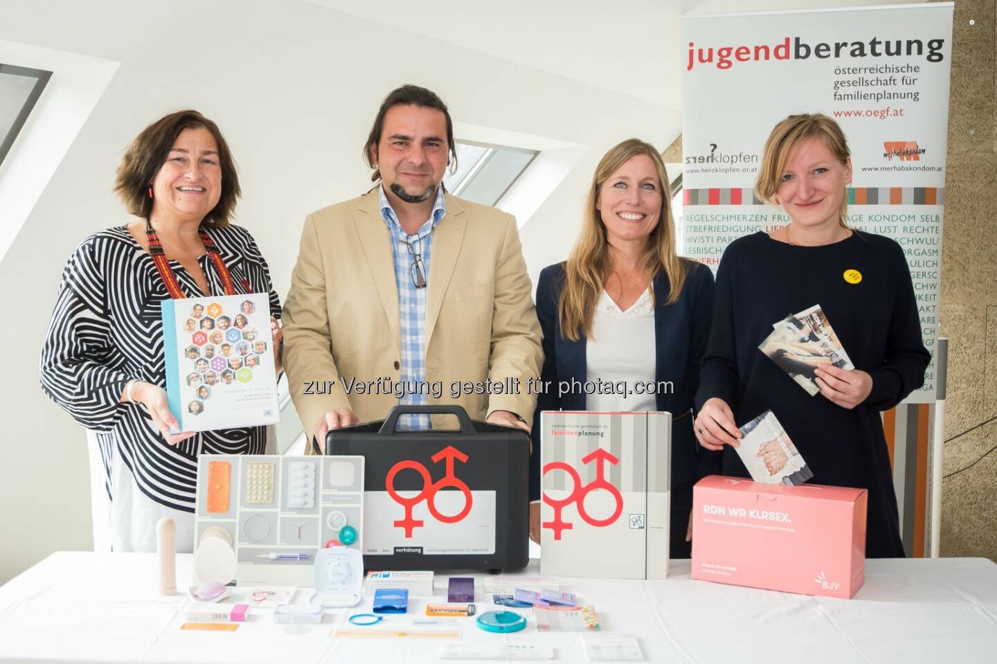 Petra Bayr (SPÖ-Bereichssprecherin für globale Entwicklung), Thorsten Graf (Vorstandsmitglied des ÖGF und Facharzt für Frauenheilkunde), Roswitha Wachtler (meinungsraum.at) und Laura Schoch (Bundesjugendvertretung): Chapter 4 Communications Services GmbH: Wie viel Aufklärung braucht Österreich?