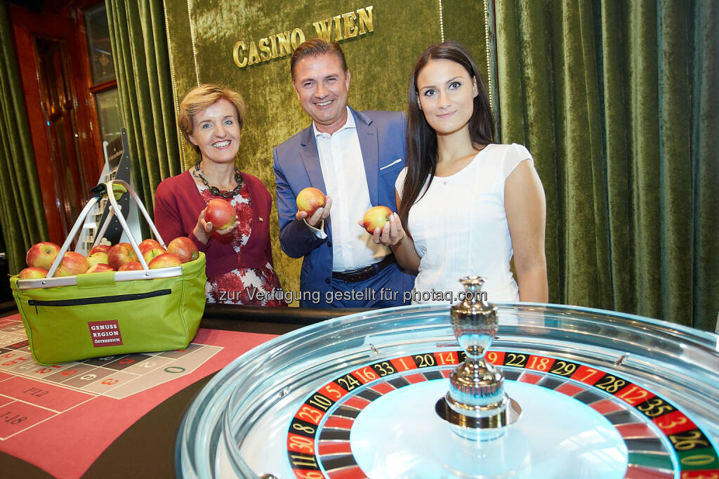 Margareta Reichsthaler, Obfrau der Genuss Region Österreich; Casino Wien Direktor Reinhard Deiring und Apfelfee Corinna Lehner: Heimische Äpfel sind der Hauptgewinn!, © Aussender (25.09.2014) 