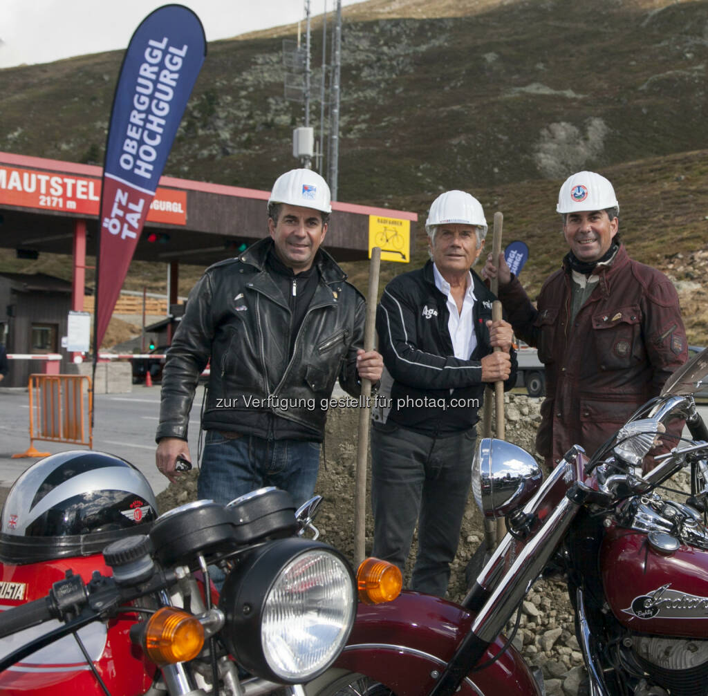 Alban (li.) und Attila Scheiber (re.), Geschäftsführer der Liftgesellschaft Hochgurgl, nahmen Motorrad-Rekordweltmeister Giacomo Agostini beim Spatenstich in ihre Mitte: Ötztal Tourismus: Top Mountain X-Point: Hochgurgl baut neue multifunktionale Infrastruktur, © Aussender (26.09.2014) 