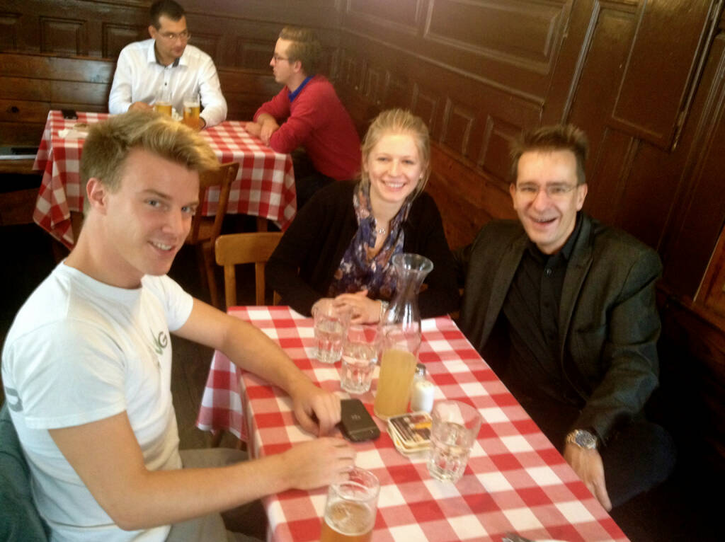 Investmentpunk Gerald Hörhan hat Sebastian und Lisa zum Termin ins Rebhuhn mitgenommen. Themen: Financial Literacy und das Mittun bei http://www.christian-drastil.com/blog (27.09.2014)