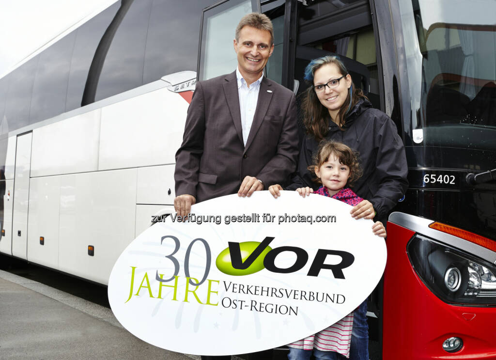 VOR-Geschäftsführer Wolfgang Schroll mit SOS-Kinderdorf-Mutter und Kind aus WienVerkehrsverbund Ost-Region (VOR) GmbH: VORfahrt für 50 Kinder des SOS-Kinderdorf, © Aussender (27.09.2014) 