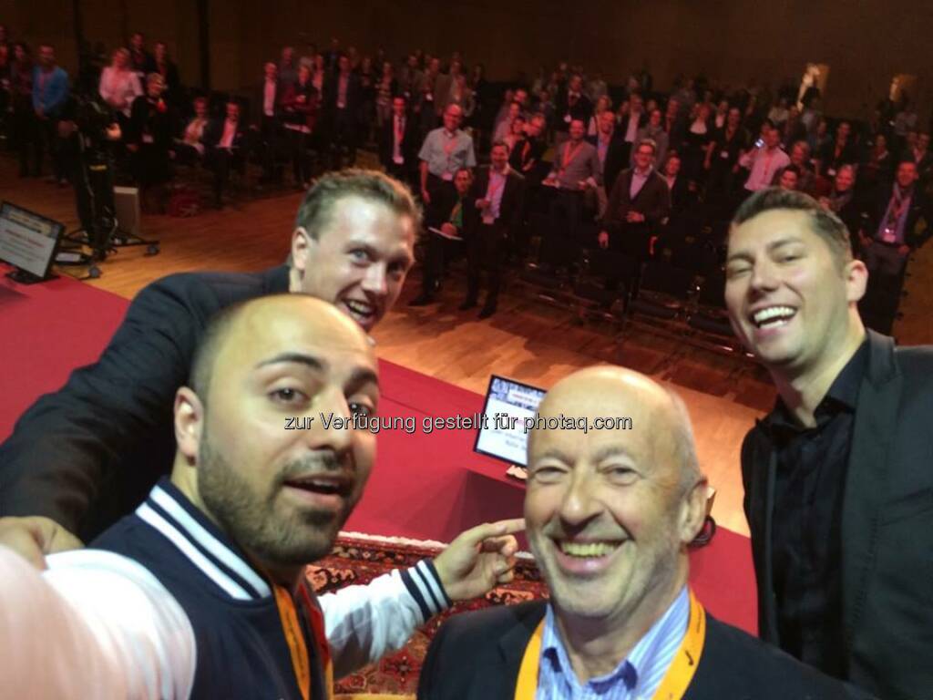 Ali Mahlodji, Hansi Hansmann- Selfieeeeee Time :-D Die Bundestagung Junge Wirtschaft Wien hat mächtig gerocked! Und Interviews mit WEIN & CO, NENI & Sascha Lobo gab's oben drauf ...what-a-feeeeeeling!  Source: http://twitter.com/whatchado, © mit Genehmigung der jeweiligen Selfiesierenden (28.09.2014) 