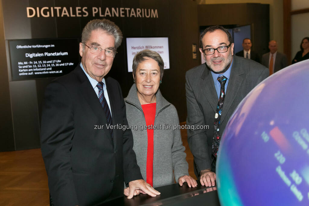 Heinz und Margit Fischer (Bundespräsident der Republik Österreich) mit Christian Köberl (Generaldirektor des Naturhistorischen Museums Wien): Jede Menge Prominenz feierte Freitagabend, am 26.09.2014, das 125-jährige Jubiläum des Naturhistorischen Museums Wien, © Aussender (28.09.2014) 