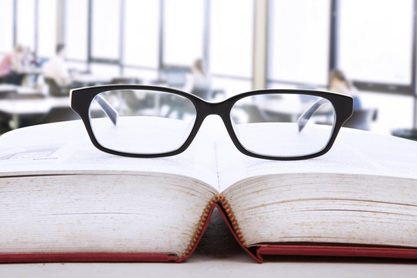 research, nachschlagen, suchen, Brille, Buch, Universität, lernen, studieren, http://www.shutterstock.com/de/pic-121465030/stock-photo-picture-of-an-open-book-with-a-glasses-on-top-of-it.html