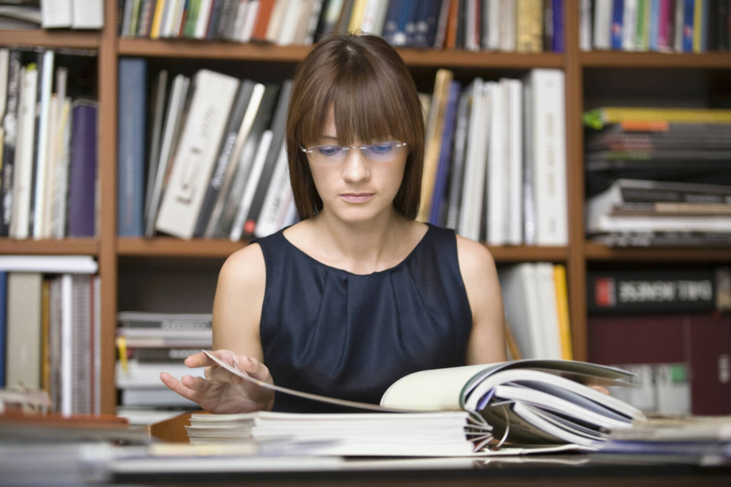 research, nachschlagen, suchen, Buch, Bibliothek, http://www.shutterstock.com/de/pic-147978239/stock-photo-young-female-designer-going-through-documents-in-library.html