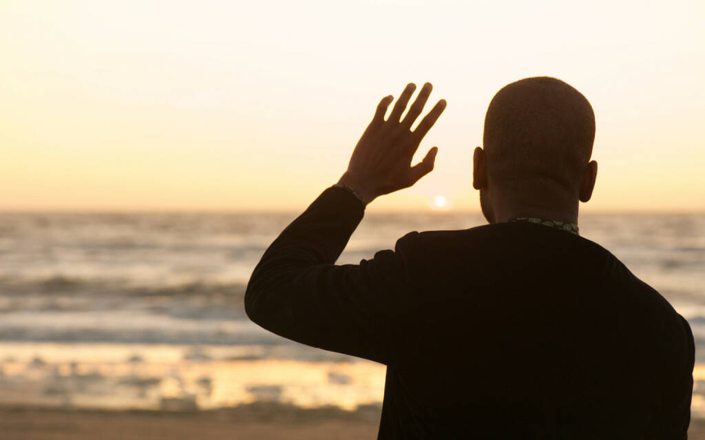 winken, ciao, Abschied, verabschieden, untergehen, beenden, http://www.shutterstock.com/de/pic-148175468/stock-photo-portrait-of-a-man-waving-at-the-sunset.html, © (www.shutterstock.com) (29.09.2014) 