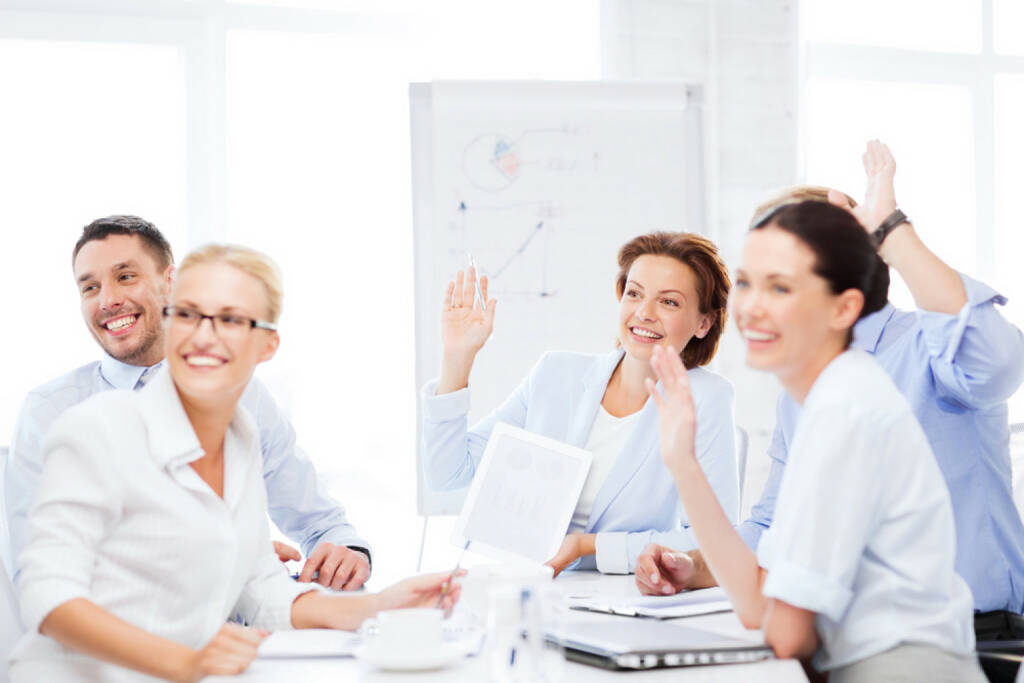 winken, grüßen, grüssen, ciao, hallo, begrüssen, lächeln, office, verabschieden, Meeting http://www.shutterstock.com/de/pic-148222163/stock-photo-business-concept-business-team-having-meeting-in-office.html (29.09.2014) 