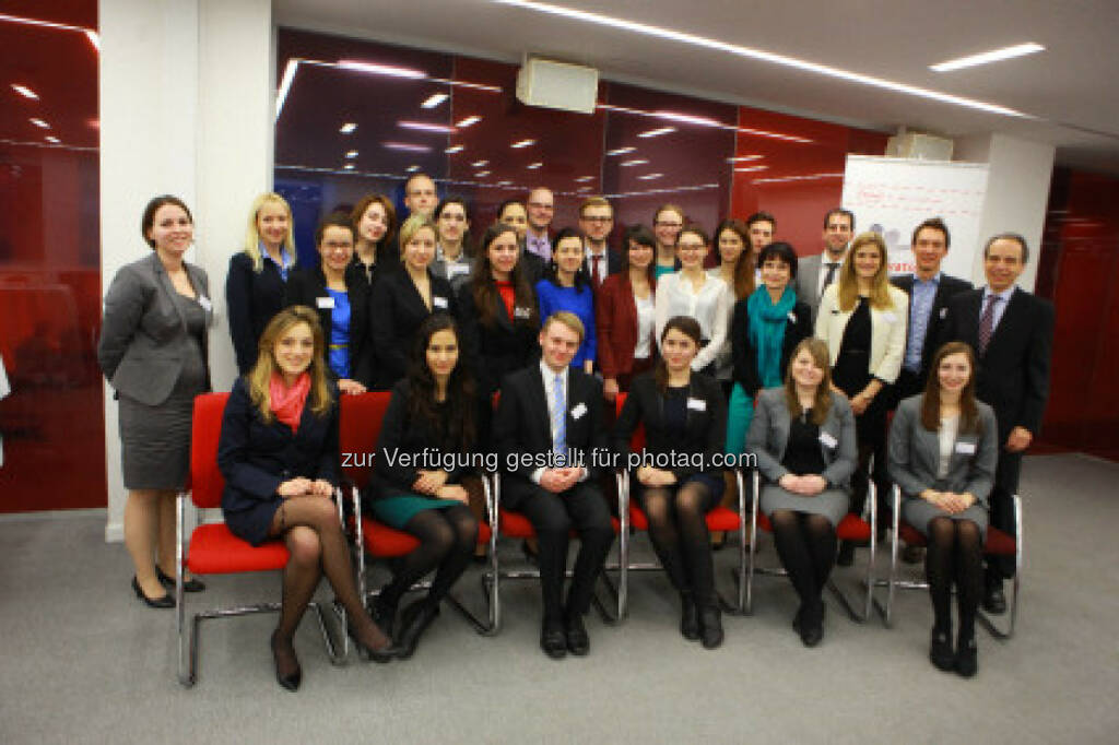 Tina Thallinger (Recruitment Henkel CEE, links) und Günter Thumser (Präsident Henkel CEE, rechts) mit den Die Teilnehmern des Österreich-Finales 2014 der Henkel Innovation Challenge mit ihren Mentoren: Henkel Central Eastern Europe: Studenten-Kreativwettbewerb für die Suche nach klugen Köpfen, © Aussendung (29.09.2014)