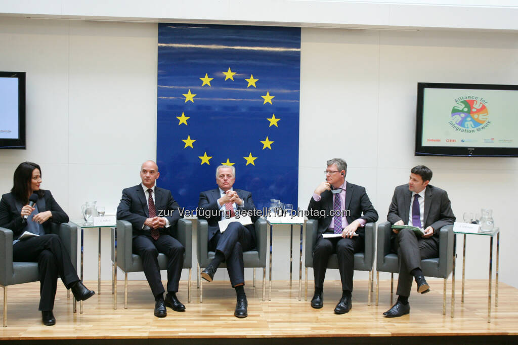 Lisa Gadenstätter (ORF) ,Karoly Pataki (Vorstandsvorsitzender der Trenkwalder International AG), Rudolf Hundstorfer (Bundesminister für Arbeit, Soziales und Konsumentenschutz), Laszlo Andor (EU-Kommissar Beschäftigung, Soziales und Integration), Stefan Steiner (Sektionschef Sektion VIII - Integration, Bmeia): Trenkwalder International AG: Großer Erfolg der Auftaktveranstaltung Alliance for integration@work, © Aussender (29.09.2014) 