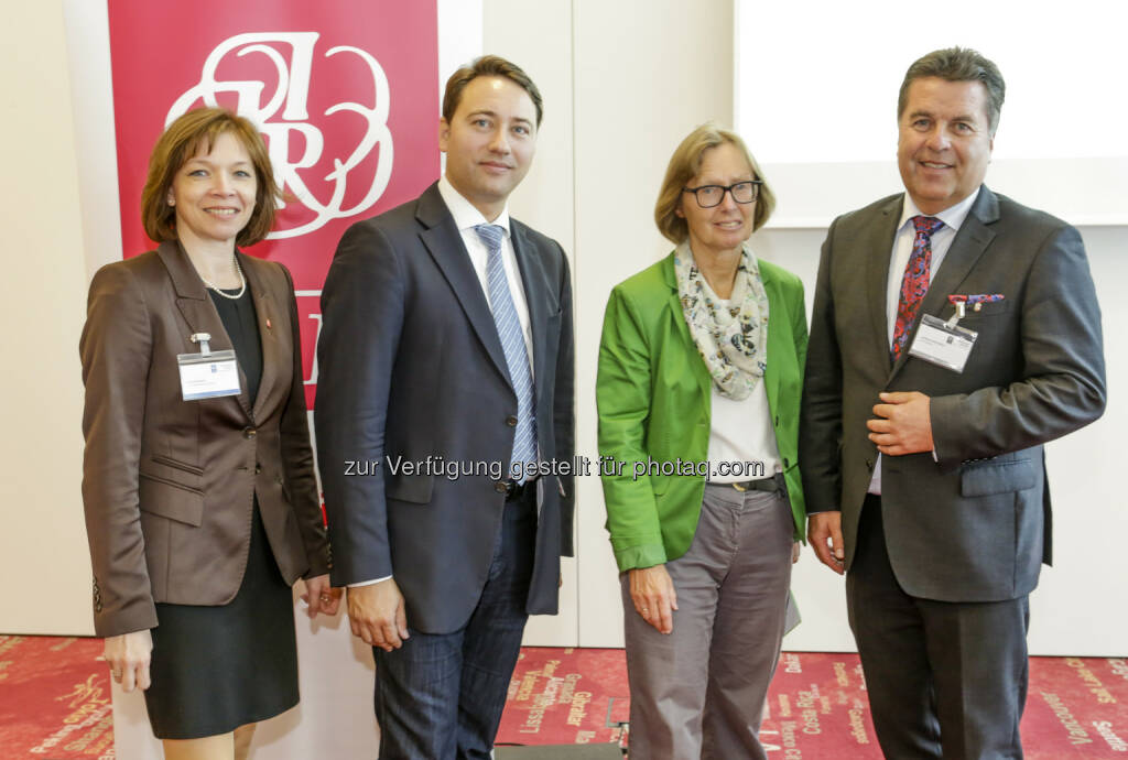 IIR Geschäftsführerin Jarka Kirschner mit den Politikern Landesrat Manfred Haimbuchner, Land Oberösterreich, Abg.z.NR Gabriela Moser, Bautensprecherin der Grünen und Landesrat Hans Mayr, Land Salzburg: IIR GmbH: Österreichs Treffpunkt zum Thema Wohnbau, © Aussender (30.09.2014) 