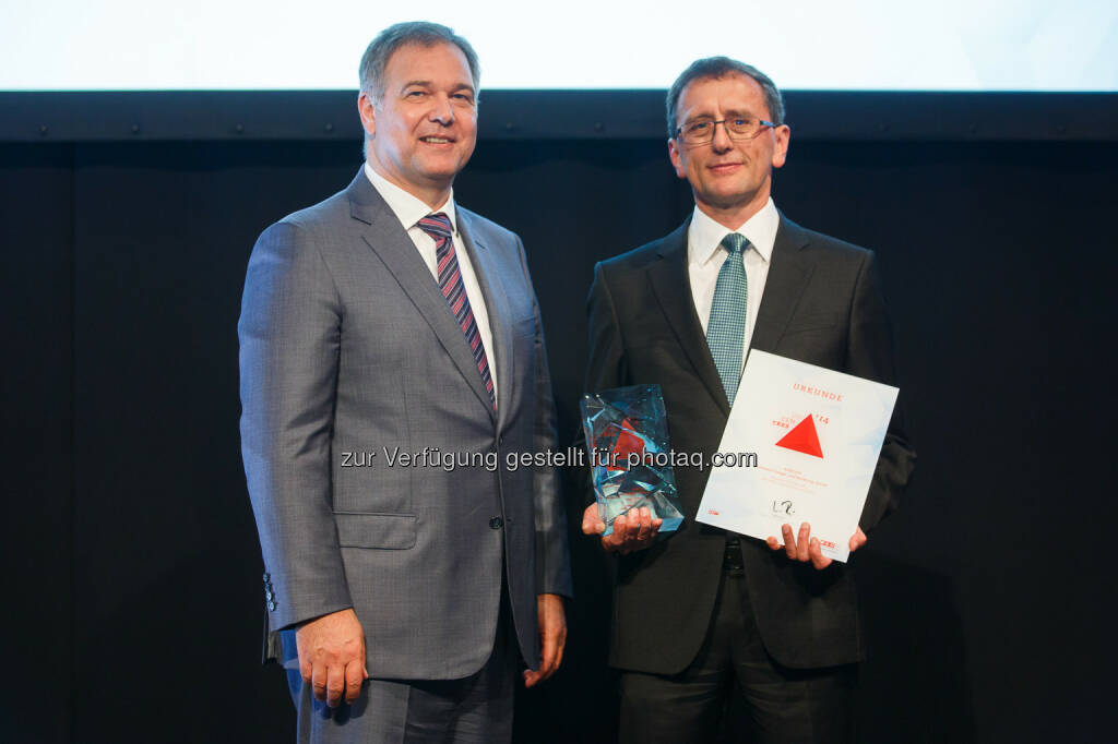 Anecon-CEO Hans Schmit (r.) freut sich über die neue Trophäe, überreicht von WK Wien Präsident DI Walter Ruck (l.).: Anecon als Sieger des Unternehmenspreises Crescendo ausgezeichnet, © Aussendung (30.09.2014)