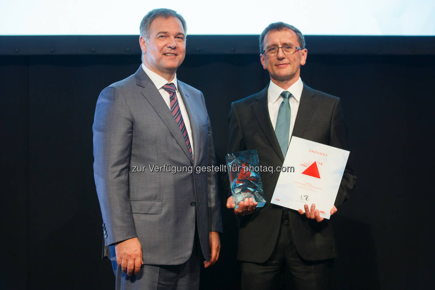 Anecon-CEO Hans Schmit (r.) freut sich über die neue Trophäe, überreicht von WK Wien Präsident DI Walter Ruck (l.).: Anecon als Sieger des Unternehmenspreises Crescendo ausgezeichnet