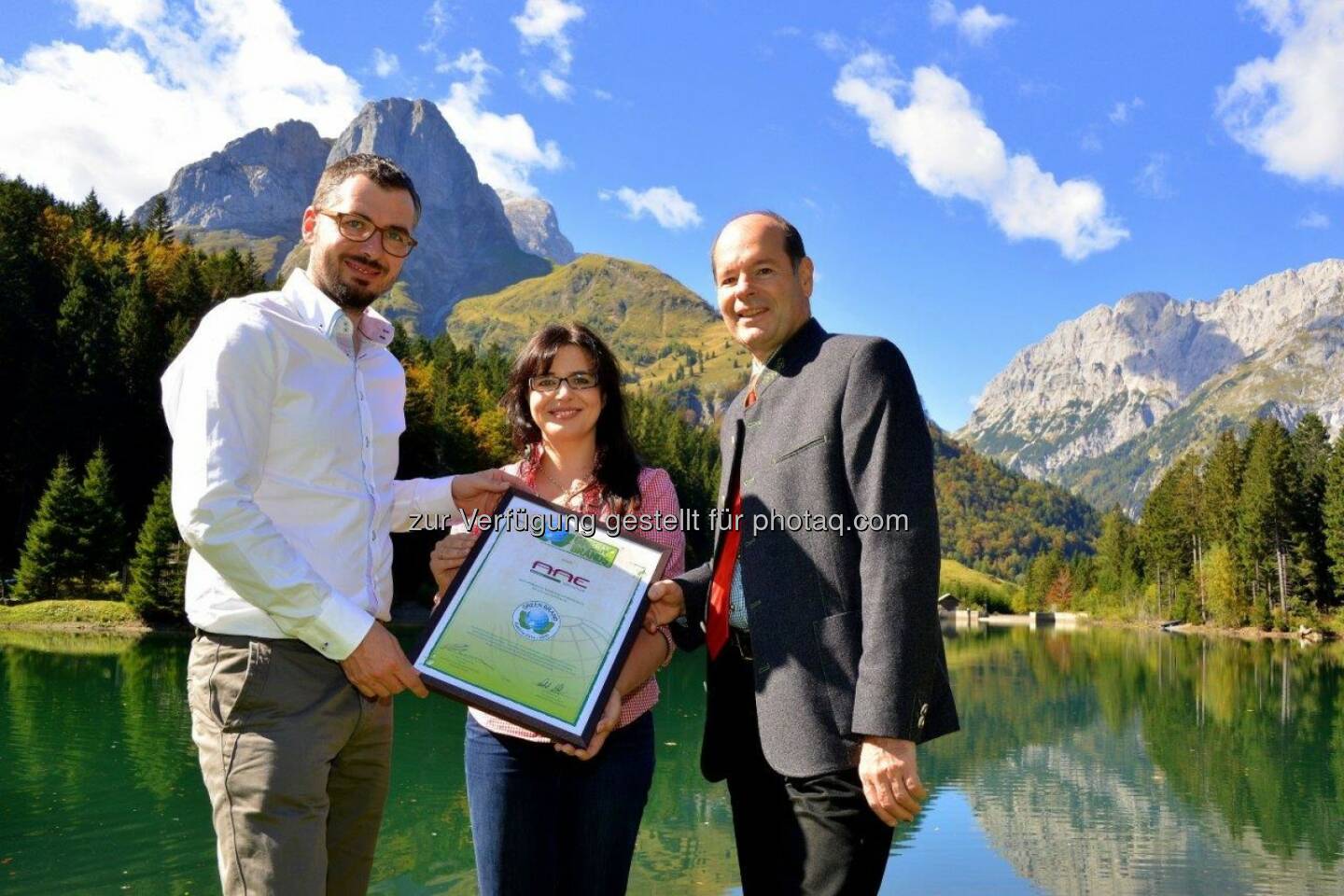 Wilfried Johann Klauss und Ruth Klauss-Strasser von AAE Naturstrom sowie Norbert Lux, COO der Green Brands Organisation.: AAE Naturstrom erhält die internationale Auszeichnung als Green Brand Austria