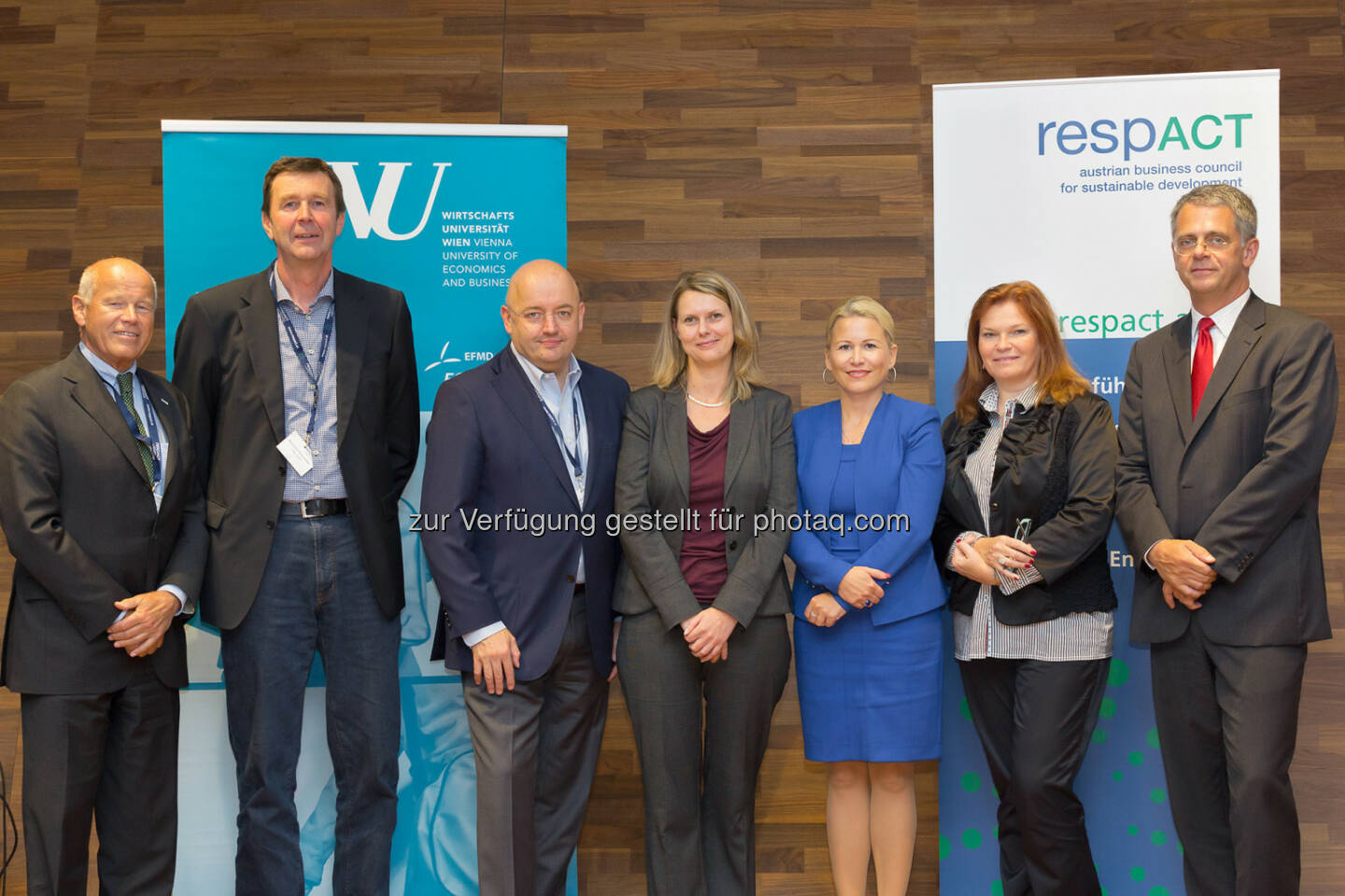 Heinz Felsner (respACT), Reinhard Hetzeneder (Löffler GmbH), Peter Bakker (WBCSD), Tina Sumann (AT&S AG-Group), Ursula Simacek (respACT & Simacek Facility Management Group GmbH), Eda Pogany (Coca-Cola HBC AG), André Martinuzzi (Institute for Managing Sustainability an der WU)respACT - austrian business council for sustainable development: Österr. CSR-Tag 2014: Wirkungsvolle Unternehmenslösungen für eine Nachhaltige Zukunft