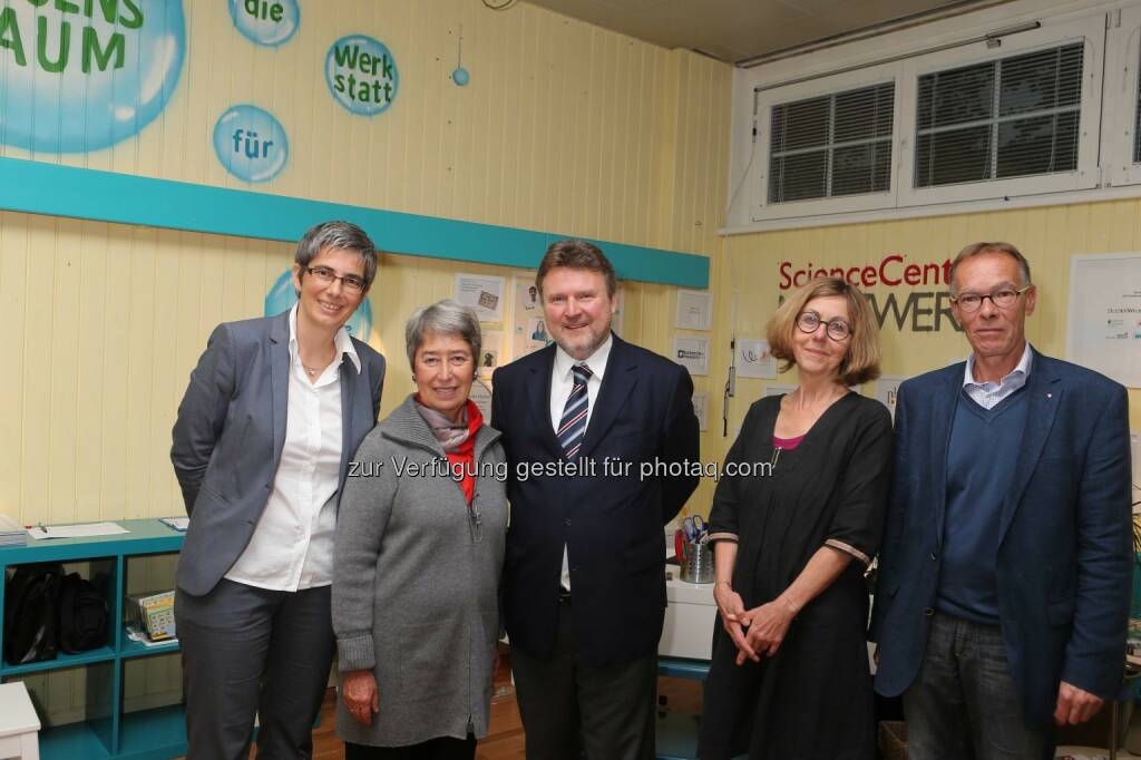 Barbara Streicher, Margit Fischer, StR Michael Ludwig, Renate Schnee und BzVo-Stv Peter Kovar: Science Center Netzwerk: Wissensraum goes Gemeindebau, © Aussender (02.10.2014) 