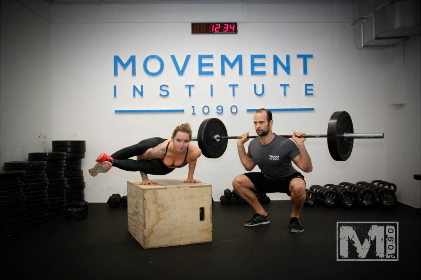 Kraft: Sofia Finker (Urban Yoga Vienna), Sebastian Baumann (MI 1090) - Artline Design: Urban Yoga @ Movement Institute 1090 
das MI 1090 bietet sowohl schweißtreibende CrossFit-Workouts als auch entspannende Yoga-Einheiten an.
Fotograf:Mathias Böhm - Artline Design für MI 1090
