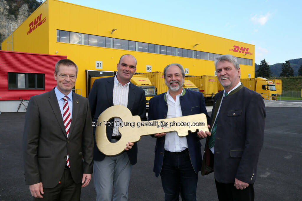 Ralf Schweighöfer (Managing Director DHL Express Österreich), Philipp Sager (Investor und Grundstückseigentümer), Manfred Wimmer (Service Center Manager DHL Express Peggau), Helmut Michael Salomon (Bürgermeister Peggau) - DHL eröffnete  neues Service Center in der Steiermark (Bild: DHL), © Aussendung (03.10.2014) 