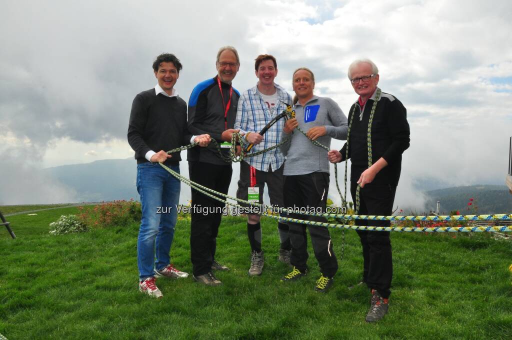 Peter Weidinger/Tourismusreferent, Bernhard Plasounig/WK-Villach, Peter McDonald/SVA-Obmann, Andy Holzer, Rudolf Gross/SVA-Kärnten: Sozialversicherungsanstalt der gewerblichen Wirtschaft: SVA-Versicherte am Gipfel: Kärntens Unternehmer mit Andy Holzer auf der Gerlitze, © Aussender (03.10.2014) 