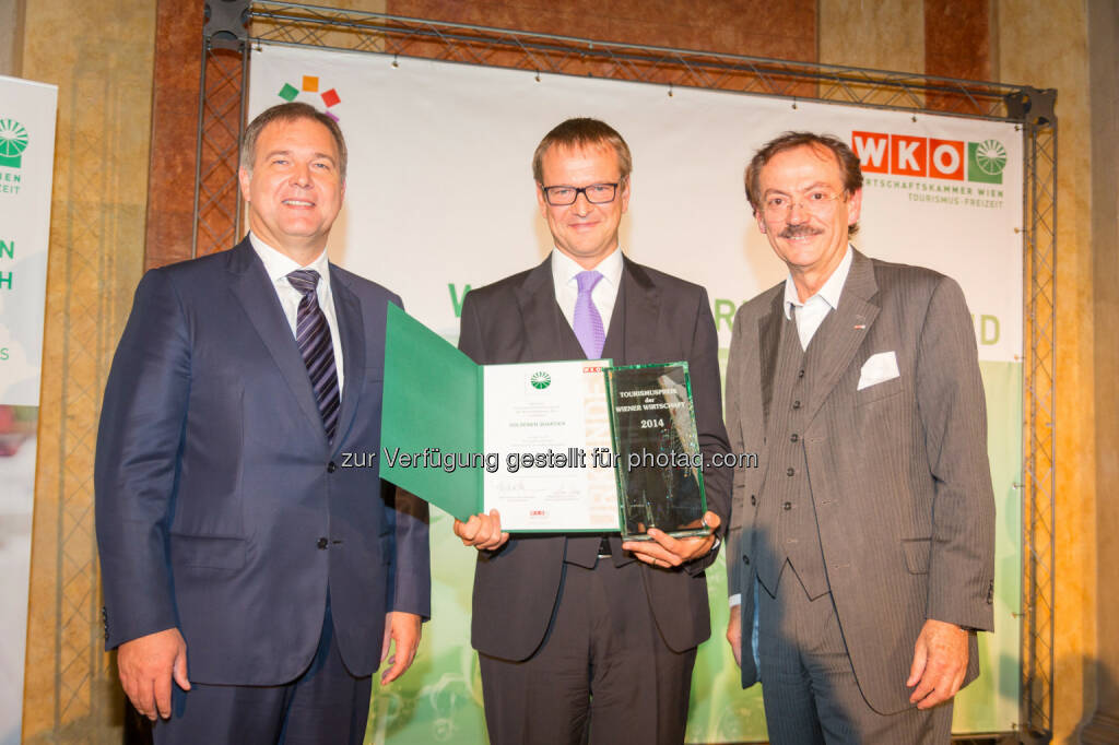 Walter Ruck (Präsident der Wirtschaftskammer Wien, links) und Josef Bitzinger (Obmann der Wiener Tourismuswirtschaft, rechts) überreichten den Tourismuspreis 2014 an Christoph Stadlhuber (GF Signa Holding GmbH, Mitte) für das Goldene Quartier., © Aussendung (03.10.2014) 