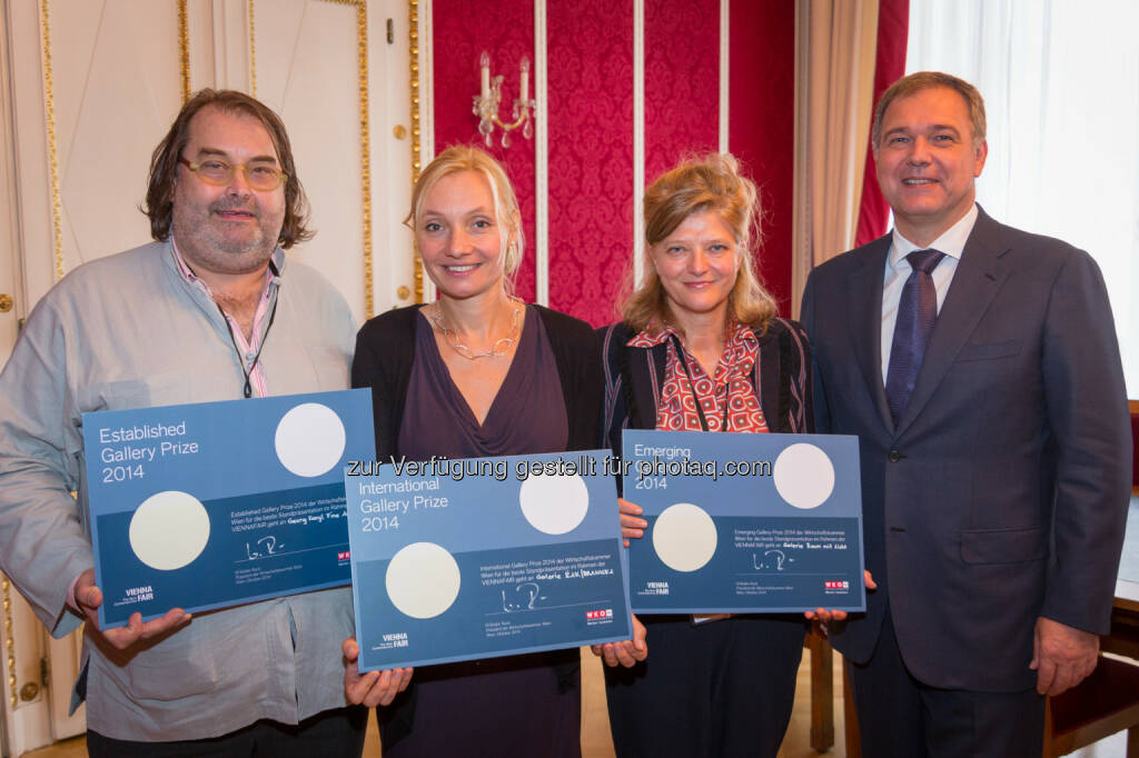 Galeristen Georg Kargl, Asia Zak und Josefine Wagner sowie Kammerpräsident Walter Ruck (v.l.n.r.): Wirtschaftskammer Wien: Wirtschaftskammer Wien prämiert Viennafair-Aussteller, © Aussendung (03.10.2014) 