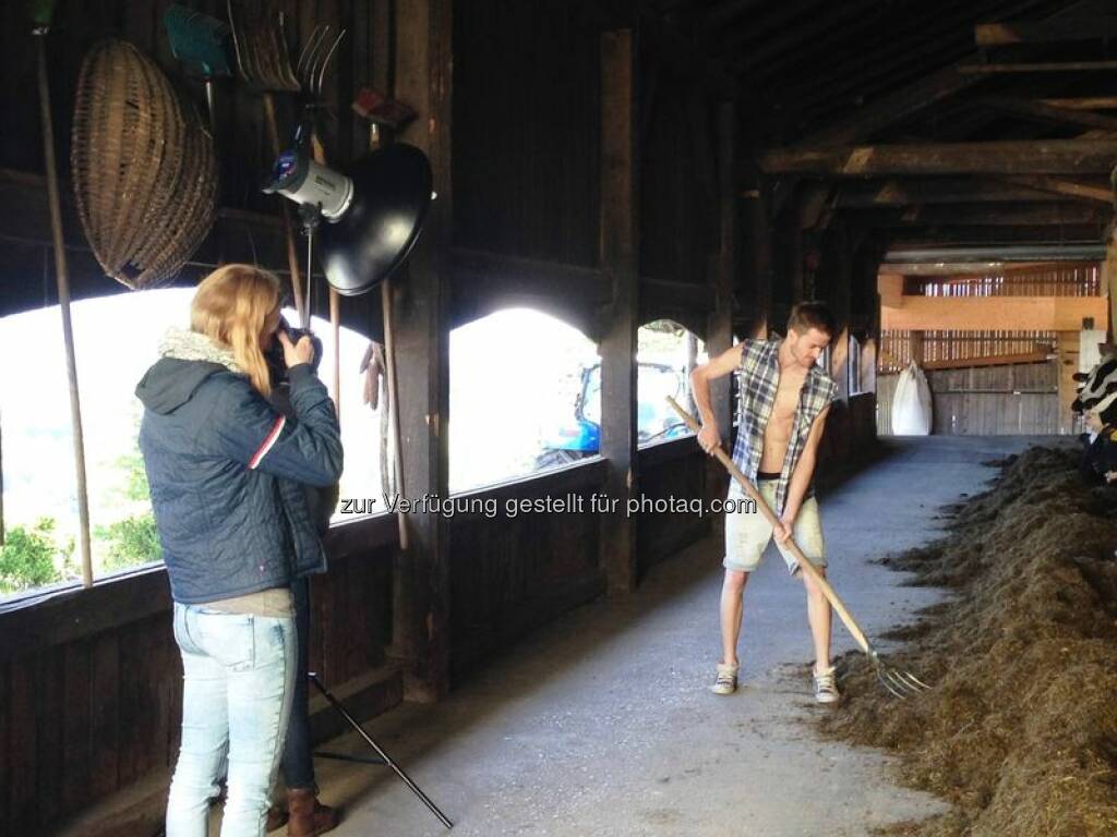 Ausmisten - Making of Jungbauernkalender 2015, ©  Agro Communication GmbH (03.10.2014) 