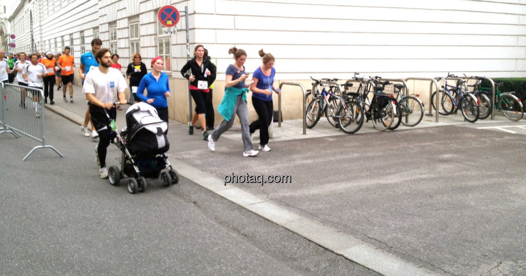 Laufen, Kinderwagen - Fahrräder stehen ausnahmsweise mal (04.10.2014) 
