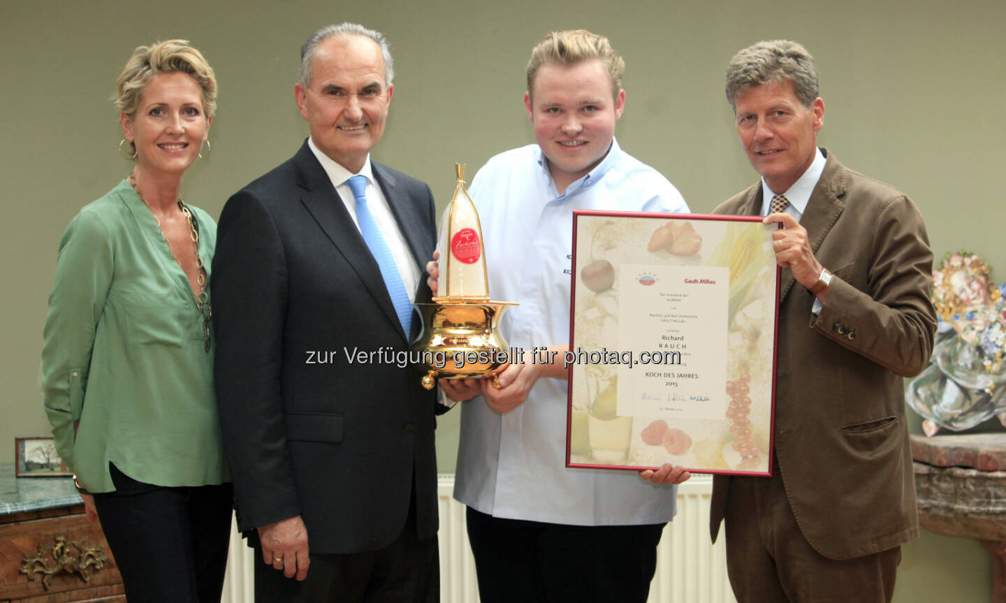 Martina Hohenlohe (Chefredakteurin Gault&Millau), DI Johann Marihart (Vorstandsvorsitzender der Agrana Beteiligungs-AG), Richard Rauch (Koch des Jahres 2015), Karl Hohenlohe (Herausgeber Gault&Millau): Agrana Beteiligungs-AG: Der Koch des Jahres 2015 heißt Richard Rauch.