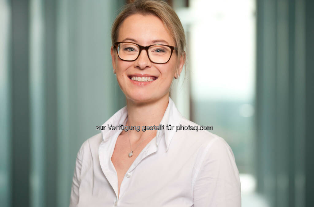 Wienerberger: Karin Steinbichler übernimmt von Barbara Braunöck die Leitung der Abteilung Corporate Communications. Sie wird in dieser Funktion zukünftig alle externen und internen Kommunikationsagenden auf Konzernebene verantworten. Steinbichler (38) ist seit 2007 bei der Wienerberger AG in verschiedenen Positionen sowohl in der Konzernkommunikation als auch dem Konzernmarketing tätig gewesen. Nach ihrer Rückkehr aus der Karenz im September 2013 war sie im Bereich Corporate Communications als Pressesprecherin für die externe Kommunikation mitverantwortlich. Vor ihrem Eintritt bei Wienerberger war sie mehr als fünf Jahre - zuletzt als Unit-Leiterin und Senior Beraterin - bei Ecker & Partner, Agentur für Öffentlichkeitsarbeit und Public Affairs (c) Wienerberger, © Aussender (06.10.2014) 