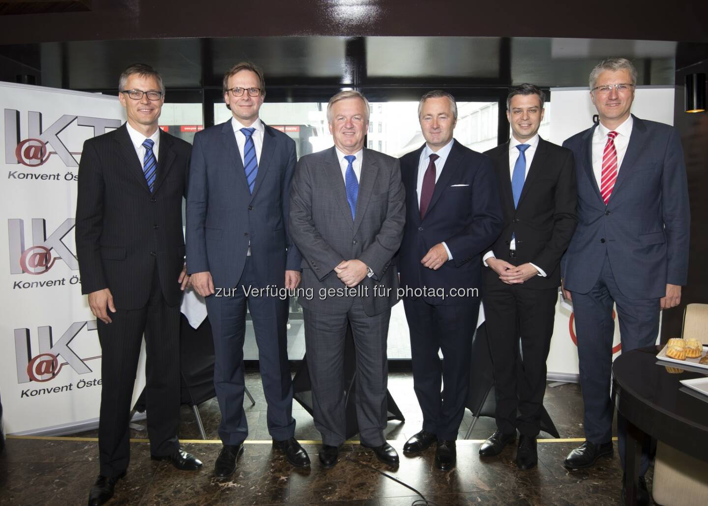 Jan Trionow (CEO Hutchison Drei Austria und IOÖ-Vorstand), Andreas Bierwirth (CEO T-Mobile Austria und IOÖ-Vizepräsident), Rudolf Kemler (IOÖ-Präsident), Hannes Ametsreiter ( CEO A1 Telekom Austria und IOÖ-Vizepräsident), Thomas Arnoldner ( Vorstandsvorsitzender Alcatel-Lucent Austria und IOÖ-Vorstand) und Georg Krause (Mitglied der Geschäftsleitung SAP Österreich und IOÖ-Vizepräsident): Internetoffensive Österreich: IKT-Branche will Tempo beim Breitbandausbau machen