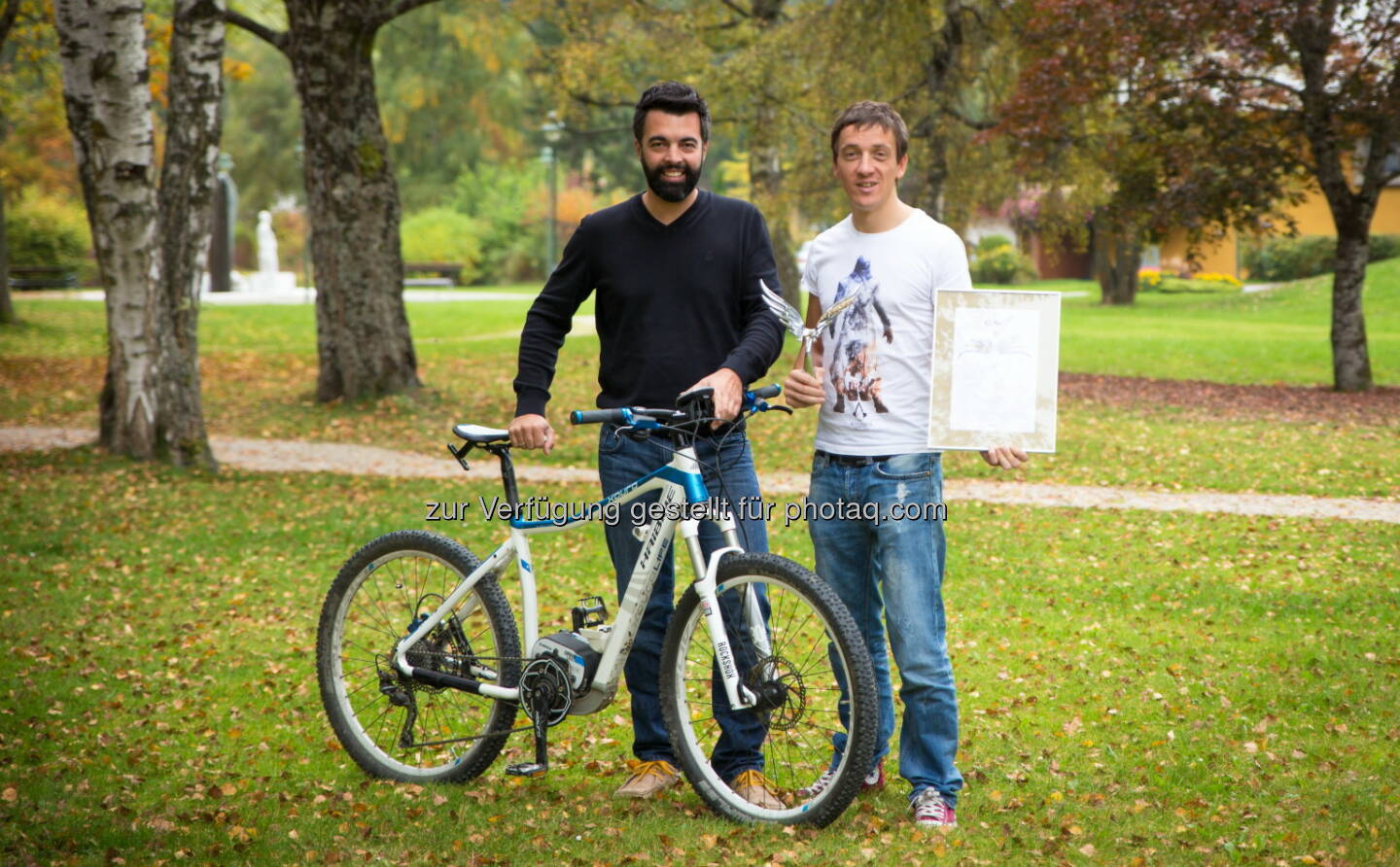 Stefan Heinisch (Geschäftsführung Bad Kleinkirchheimer Tourismus Marketing GmbH) und Daniel Gollner (7aplus): Bad Kleinkirchheimer Tourismus Marketing GmbH: Daniel Gollner holt beim Kärntner Werbepreis Creos Gold für die Online Marketing/SEO Strategie der nockbike.com in der Kategorie Ein-Personen-Unternehmen (EPU)