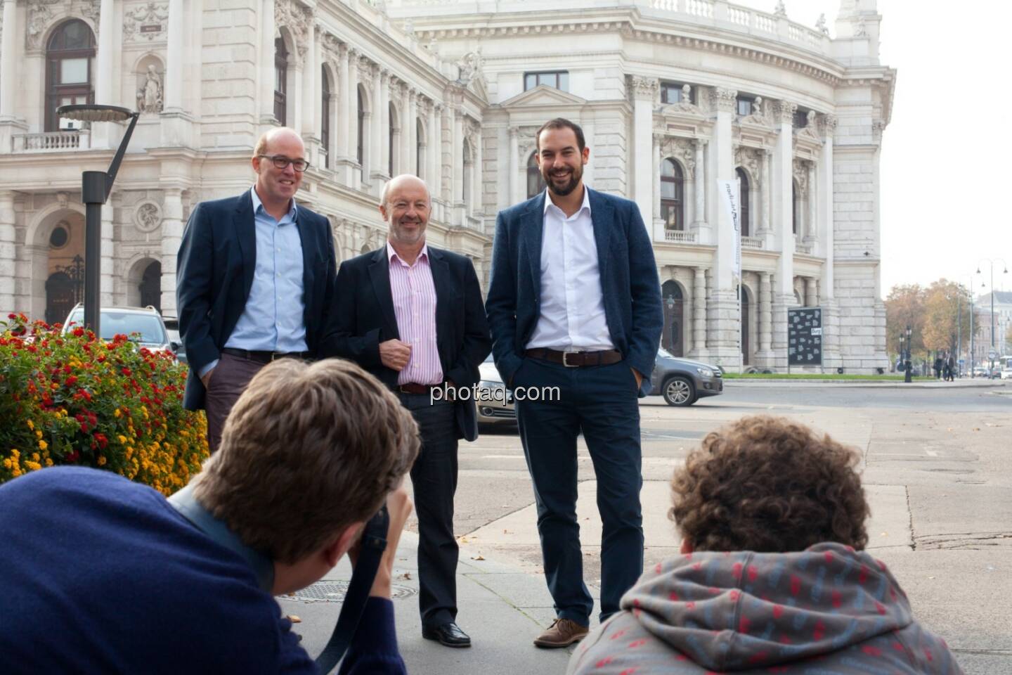 Oliver Holle, Hansi Hansmann, Andreas Tschas vor dem Burgtheater