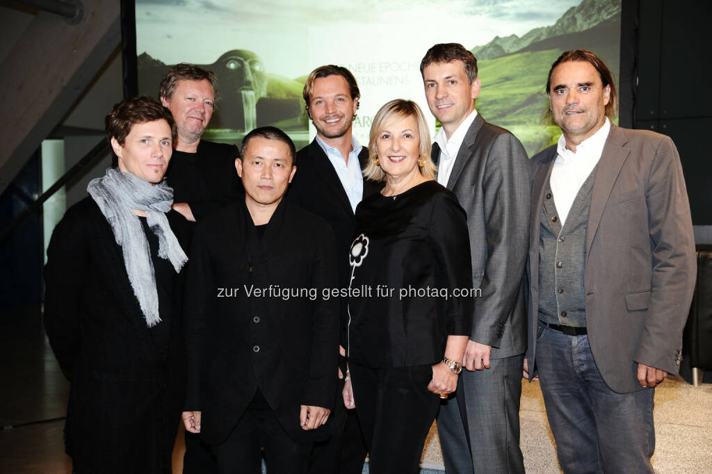 Xavier Perrot (CAO Perrot), Kjetil Thorsen (Snohetta), Andy Cao (CAO Perrot), Markus Langes-Swarovski (Mitglied des Swarovski Executive Board), Carla Rumler (Cultural Director Swarovski), Stefan Isser (Geschäftsführer der d. swarovski tourism services gmbh) und Johann Obermoser (s_o_s architekten): d. swarovski tourism services gmbh: Swarovski Kristallwelten eröffnen ab Mai 2015 eine neue Epoche des Staunens, © Aussender (07.10.2014) 