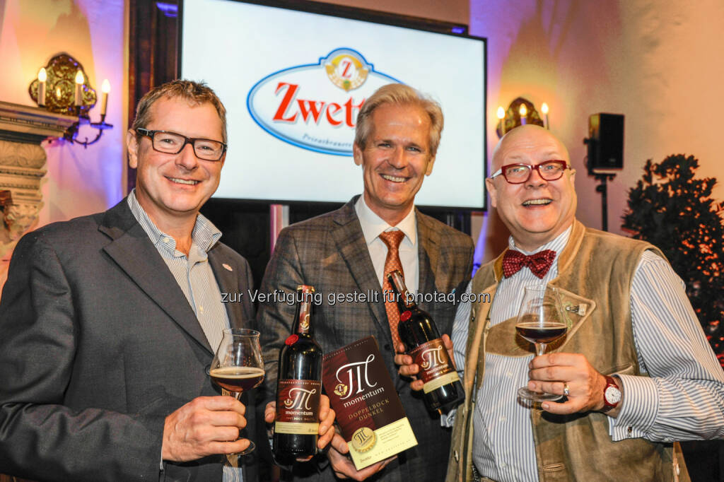 Braumeister Heinz Wasner, Karl Schwarz und Bierpapst Conrad Seidl: Privatbrauerei Zwettl Karl Schwarz GesmbH: Privatbrauerei Zwettl: Neue Edition Kunst am Bierdeckel und Bierspezialität Momemtum, © Aussender (07.10.2014) 