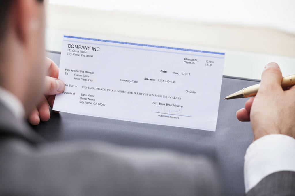 Bank, Scheck, http://www.shutterstock.com/de/pic-172972859/stock-photo-close-up-of-a-businessman-filling-blank-cheque.html (07.10.2014) 