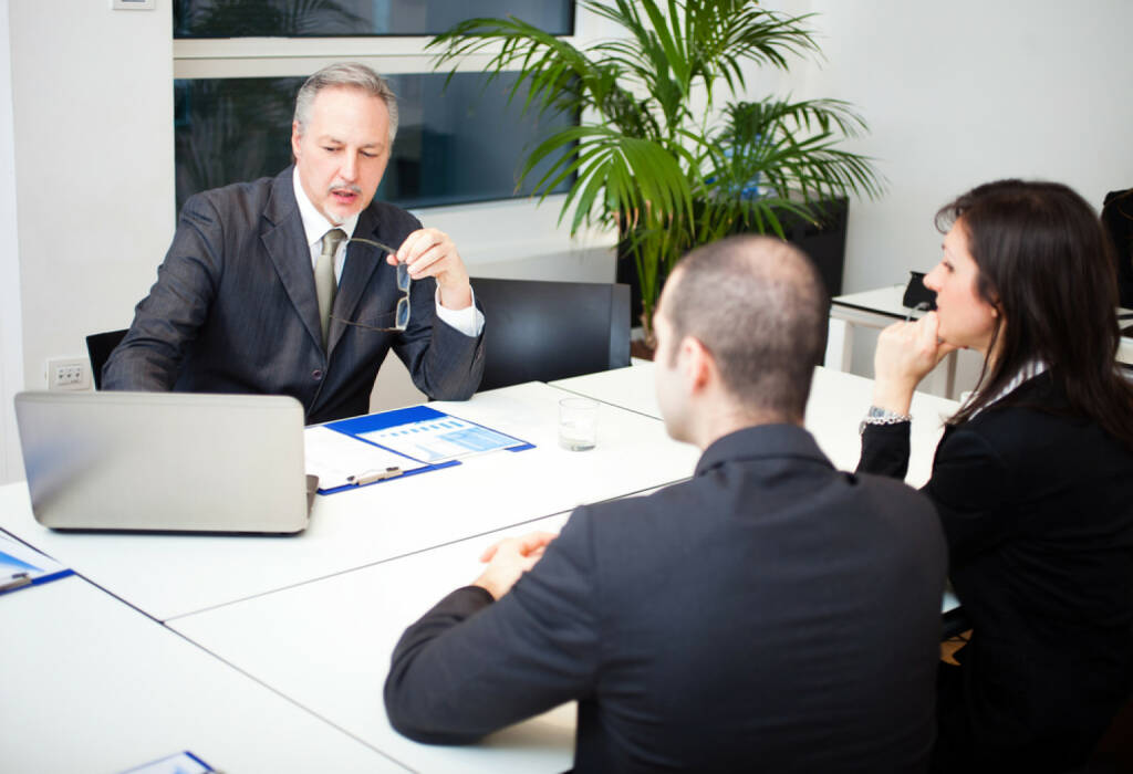 Bank, Beratungsgespräch, http://www.shutterstock.com/de/pic-193458041/stock-photo-businessman-talking-to-a-couple.html (07.10.2014) 