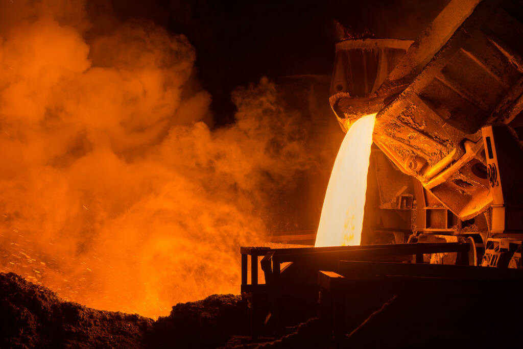 Stahl, Giesswerk, heiss, flüssig, schmelzen, Industrie, Metall, http://www.shutterstock.com/de/pic-170226392/stock-photo-hot-steel-pouring-in-steel-plant.html (08.10.2014) 