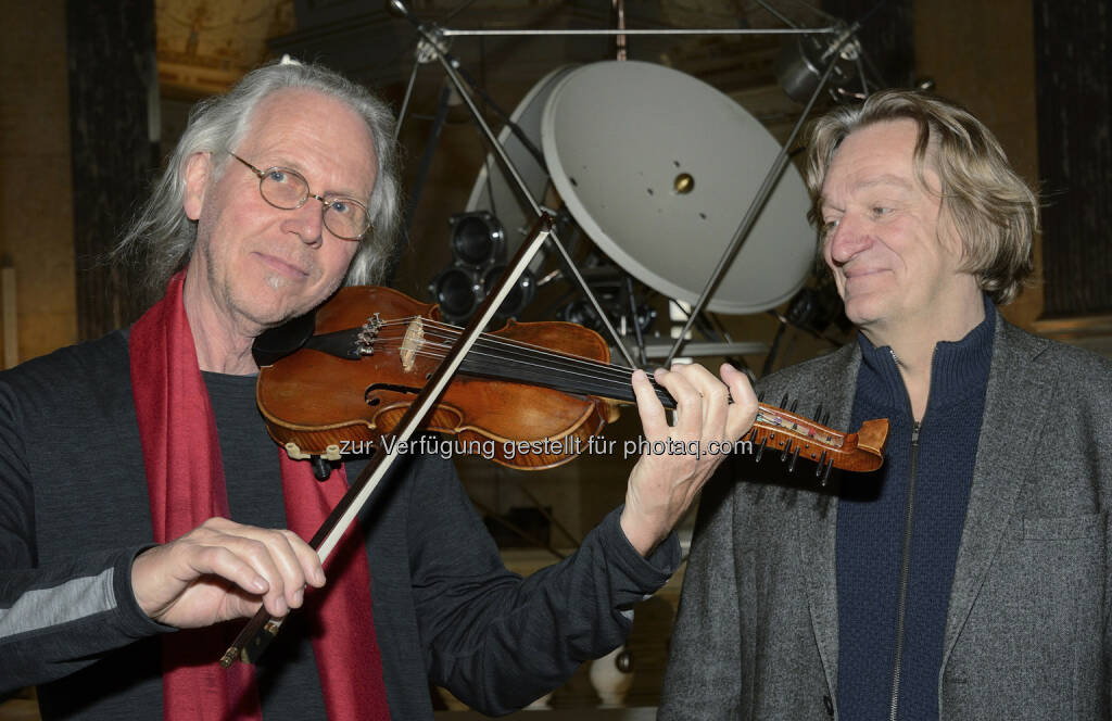 Andres Bosshard und Paul Giger mit Violino d'Amore und Klangkomet Sonar Impact im Hintergrund: Naturhistorisches Museum: Dreamnight for Klangforum only , © Aussendung (08.10.2014) 